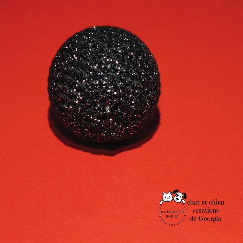 Ballaine lamée noire, jouet créé par Georgia pour chats et chiens