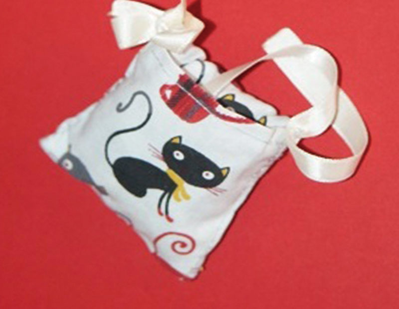 Bonbon rubans carré, jouet de la série cache-croquettes, pour chat, créé par Georgia
