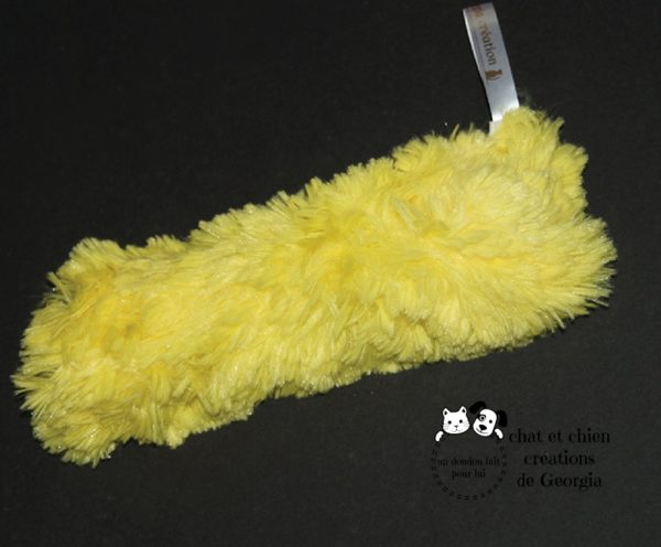 Bâtonpoils shaggy jaune, jouet pour chien créé par Georgia