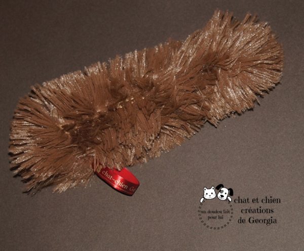Bâtonpoils shaggy marron, jouet pour chien créé par Georgia